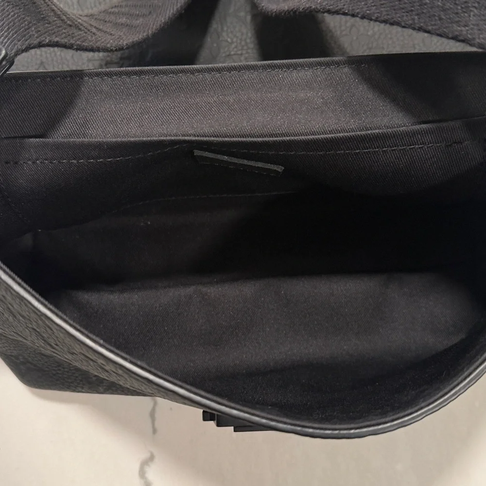 Louis Vuitton Black Leather S Cape Messenger Taurillon Shoulder Bag